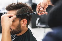 Foto: Ein Mann bekommt einen Haarschnitt