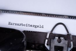 Foto: Schreibmaschine mit Aufschrift Kurzarbeitergeld